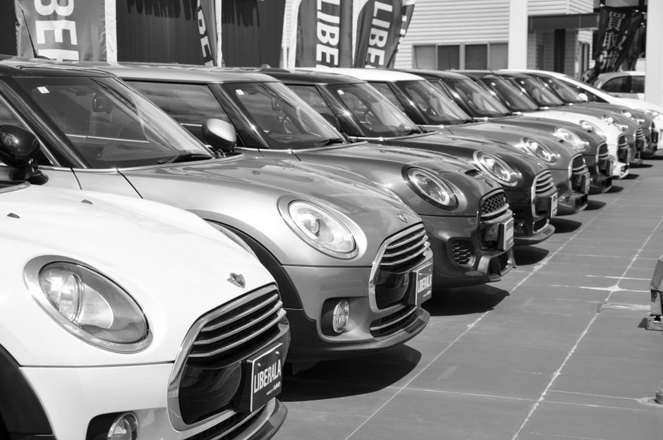 Rabljeni Mini Cooper vozila parkirana u salonu
