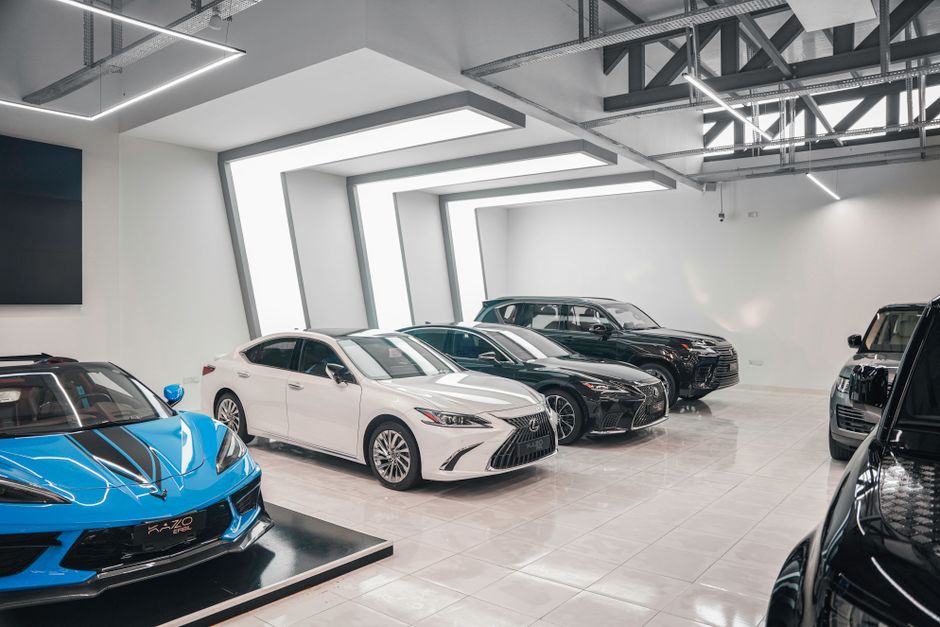 Sleek luxury cars showcased u modernom salonu